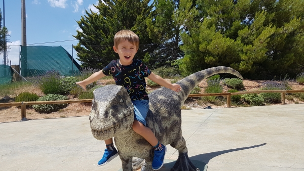 miniJAF sobre un dinosaurio en Dinópolis (Teruel)